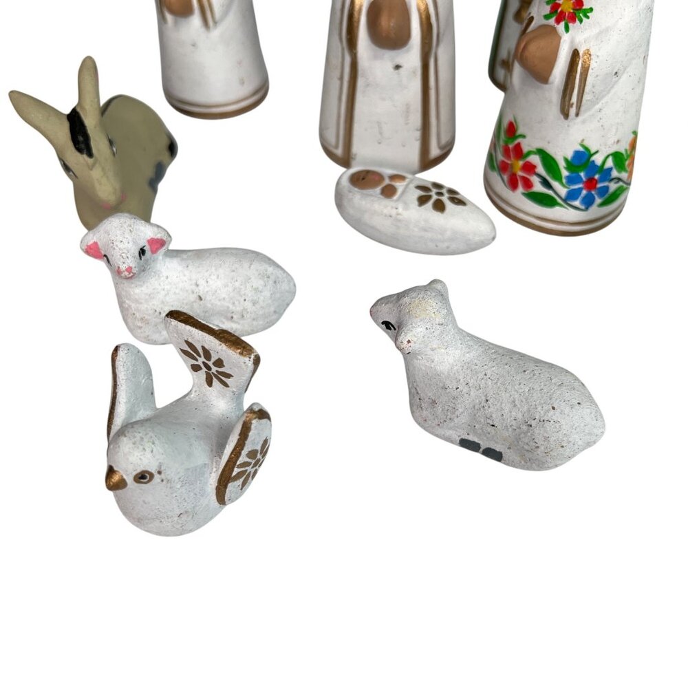 Hand-Painted Ceramic Nativity Set With 12 Pieces - Picture 2 of 13